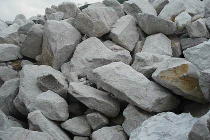 碳酸钙简称重钙,是用优质的石灰石为原料,经石灰磨粉机加工成白色粉体
